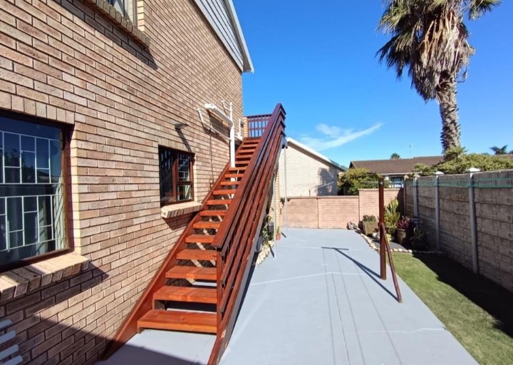 5 Bedroom Property for Sale in Wavecrest Eastern Cape